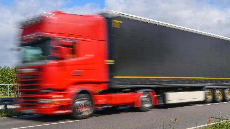 Bei der Kontrolle eines Lkw-Fahrers auf dem Ansbacher Autohof stellten die Beamten zahlreiche Verstöße gegen das Fahrpersonalgesetz fest. Die Konsequenzen könnten für den Mann teuer werden. (Symbolbild: Patrick Pleul/zb/dpa)