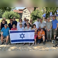 Esther Limburg-Klaus (Vierte von links), Oliver Mayer-Rüth (rechts) sowie Mitglieder des Freundeskreises und der Jüdischen Kultusgemeinde. (Foto: Levent Özdil)
