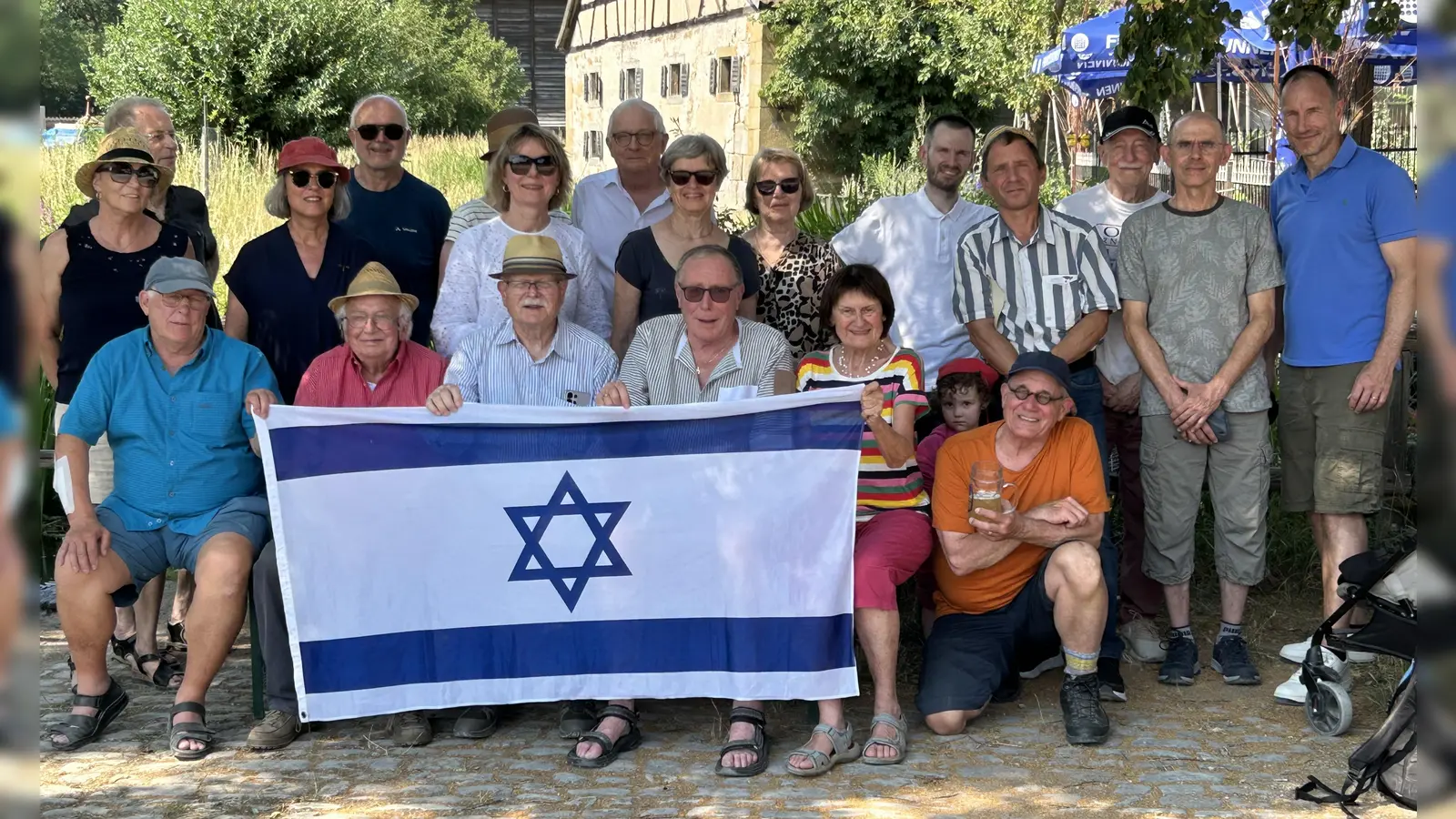 Esther Limburg-Klaus (Vierte von links), Oliver Mayer-Rüth (rechts) sowie Mitglieder des Freundeskreises und der Jüdischen Kultusgemeinde. (Foto: Levent Özdil)