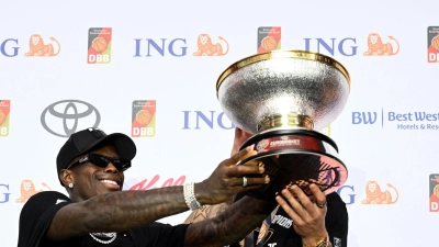 Schröder brachte die Trophäe auf die Bühne. (Foto: Boris Roessler/dpa)