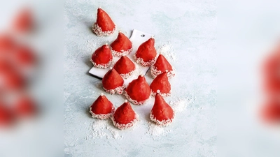 Durch die dreidimensionale Form haben die Nikolaus-Mützen aus Marzipan einen perfekten Stand.  (Foto: Claudia Timmann/StockFood Studios/GU/dpa-tmn)