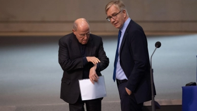 Gregor Gysi und Dietmar Bartsch sorgen sich um die Linke - und fordern einen Neuanfang ihrer Partei. (Archivbild) (Foto: Kilian Genius/dpa)