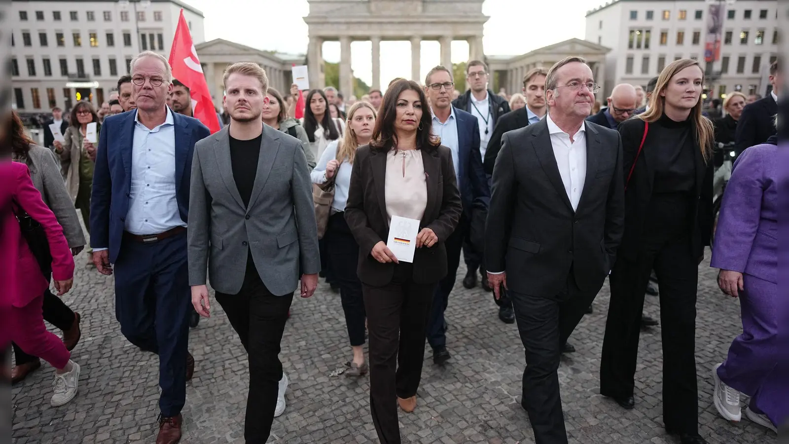 Die SPD-Bundestagsfraktion versammelte sich zum Protestmarsch in Berlin.  (Foto: Kay Nietfeld/dpa)