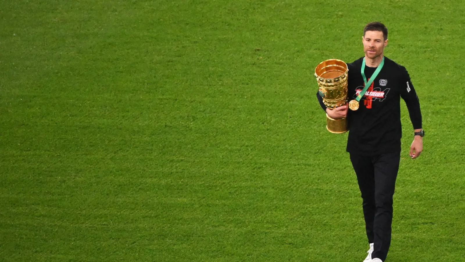 Greift mit dem Titelverteidiger in den DFB-Pokal ein: Trainer Xabi Alonso (Foto: Sebastian Christoph Gollnow/dpa)