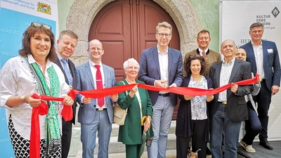 Vor der Eingangstür wurde ein rotes Einweihungsband durchschnitten. Die Schere führte Minister Markus Blume. Zwischen ihm und Oberbürgermeister Dr. Markus Naser (Dritter von links) ist auf dem Foto eine für das Projekt entscheidende Frau zu sehen: Ursula Beyer aus Pfaffenhofen an der Ilm, die einen großen Geldbetrag für die Sanierung gestiftet hat. (Foto: Jürgen Binder)