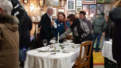 Schmucke Vasen, geputztes Silberbesteck und Geschirr aus Großmutters Zeiten gab es beim Weihnachts-Trödel in Rügland. Über 1000 Besucher zählten die Veranstalter. (Foto: Monika Preimel-Endlich)