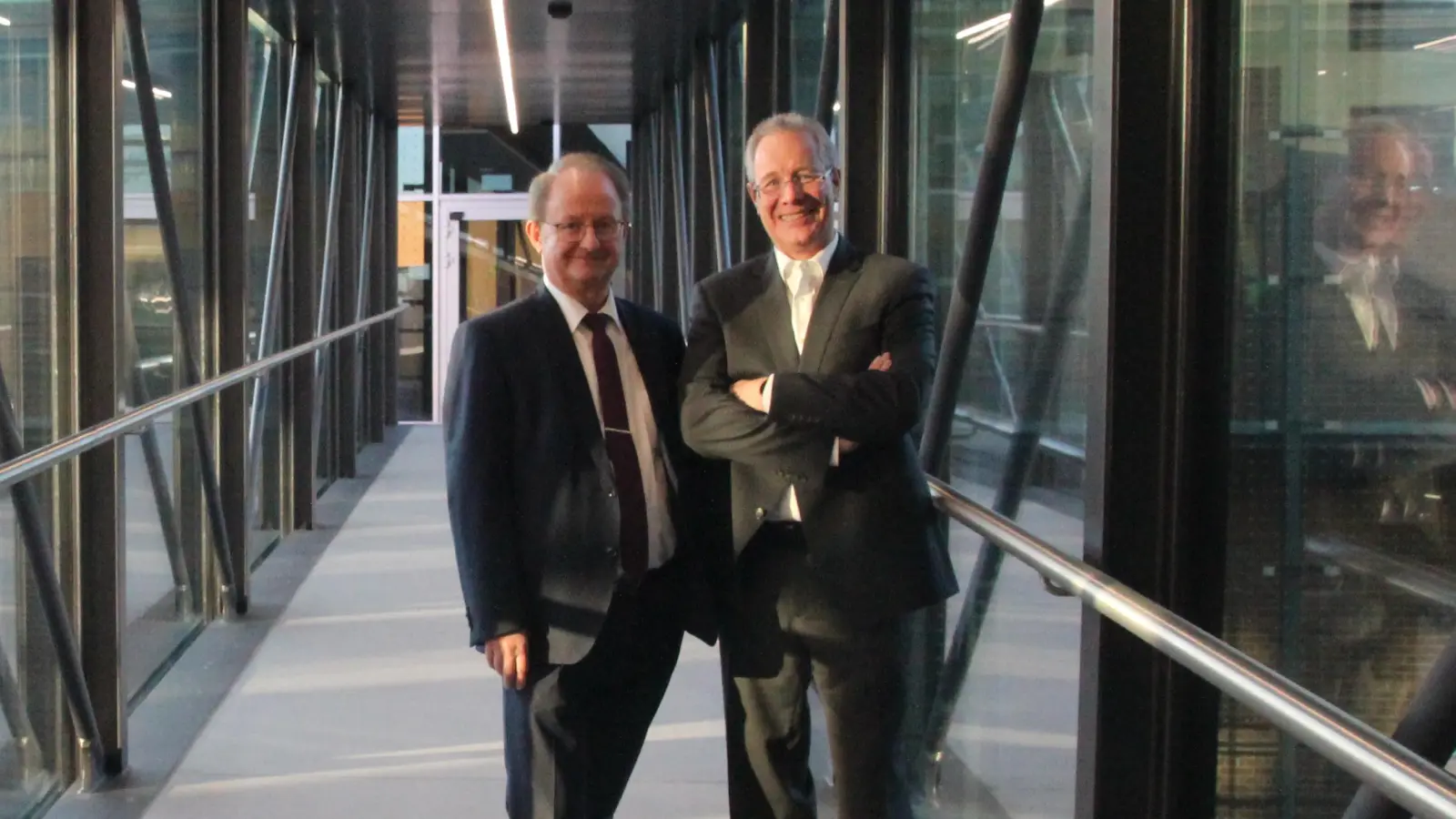 Die Professoren Elmar Forster (links) und Constantin May sind überzeugt, dass das neue duale Studium an der Hochschule Ansbach ein voller Erfolg wird. Sie sind auf der Suche nach Firmen, die mitmachen. (Foto: Robert Maurer)