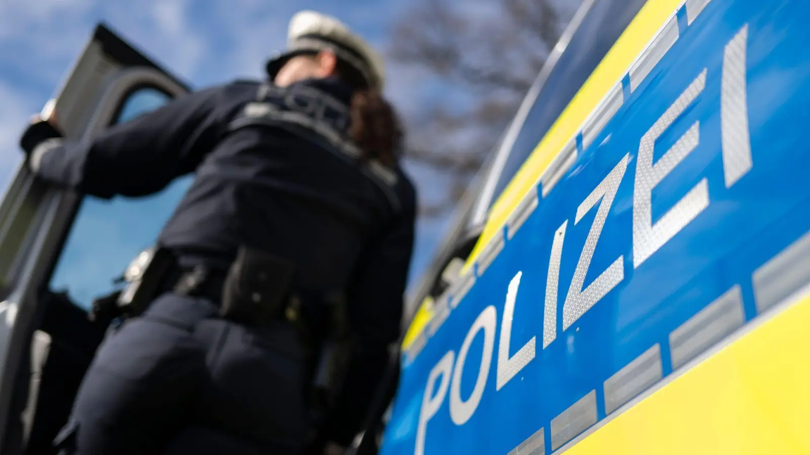 Bei einem Unfall auf der B470 schleuderte eine 55-Jährige mit ihrem Auto in eine Wiese, nachdem ihr Überholmanöver schiefgegangen war. (Symbolbild: Marijan Murat/dpa)