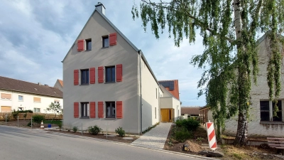 Schlicht und klar, der Tradition verpflichtet und doch zeitlos: Die Giebelfront zur Straße. (Foto: Jörg Franke)