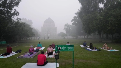 Menschen machen trotz extremer Luftverschmutzung Yoga in einem Park in Neu-Delhi.  (Foto: Manish Swarup/AP)