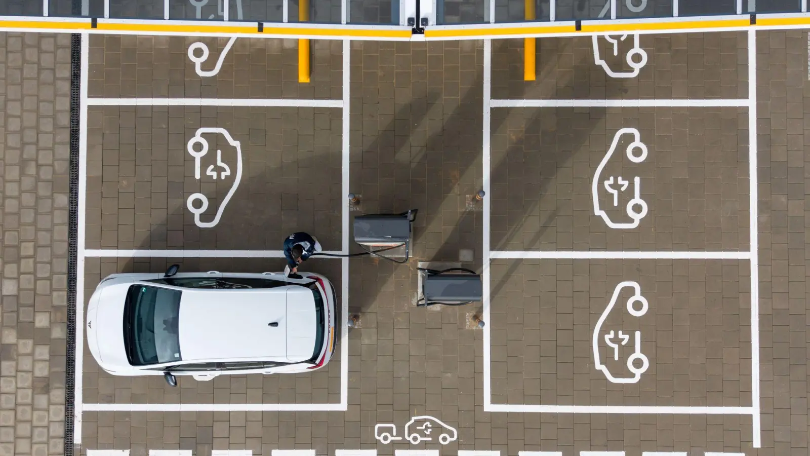Das Interesse an Elektroautos ist sprunghaft gestiegen. (Symbolbild) (Foto: Sebastian Kahnert/dpa)