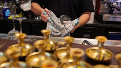 Kleines Geld statt Gold: Im Gastgewerbe arbeiten viele Beschäftigte zu niedrigen Löhnen. (Symbolfoto) (Foto: Annette Riedl/dpa)