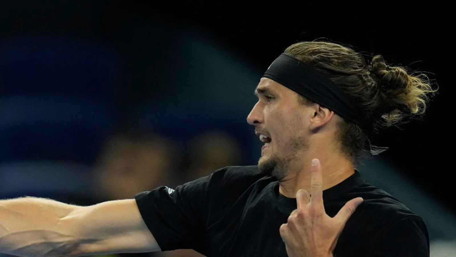 Alexander Zverev hatte in seinem Achtelfinale in Peking erhebliche Probleme. (Foto: Ng Han Guan/AP/dpa)