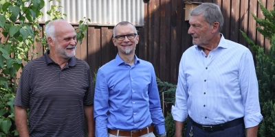 SPD-Fraktionssprecher Dominic Treuheit (Mitte) will in die Fußstapfen von Claus Seifert treten. Für den Ortsvereinsvorsitzenden Helmut Friedel (rechts) und für den dritten Bürgemeister Dr. Berthold Krabbe (links) ist Treuheits Kandidatur eine sehr naheliegende Entscheidung gewesen. (Foto: Andreas Reum)