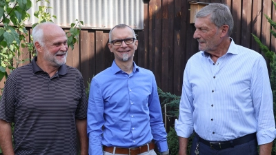 SPD-Fraktionssprecher Dominic Treuheit (Mitte) will in die Fußstapfen von Claus Seifert treten. Für den Ortsvereinsvorsitzenden Helmut Friedel (rechts) und für den dritten Bürgemeister Dr. Berthold Krabbe (links) ist Treuheits Kandidatur eine sehr naheliegende Entscheidung gewesen. (Foto: Andreas Reum)