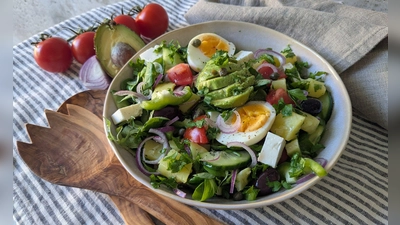 Der Saft einer ganzen Zitrone verpasst dem kretischen Salat mit Kartoffeln viel Frische, Feta-Würfel und Kapern sorgen für Würze.  (Foto: Doreen Hassek/hauptstadtkueche.blogspot.com/dpa-tmn)
