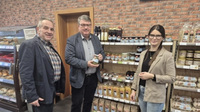 Beim Ortstermin im Tante-M-Laden in Wieseth: Bürgermeister Walter Kollmar (links) erläuterte Wolfgang Neukirchner und Eva-Maria Fell vom Amt für Ländliche Entwicklung Mittelfranken die Regionaltheke. (Foto: Friedrich Zinnecker)