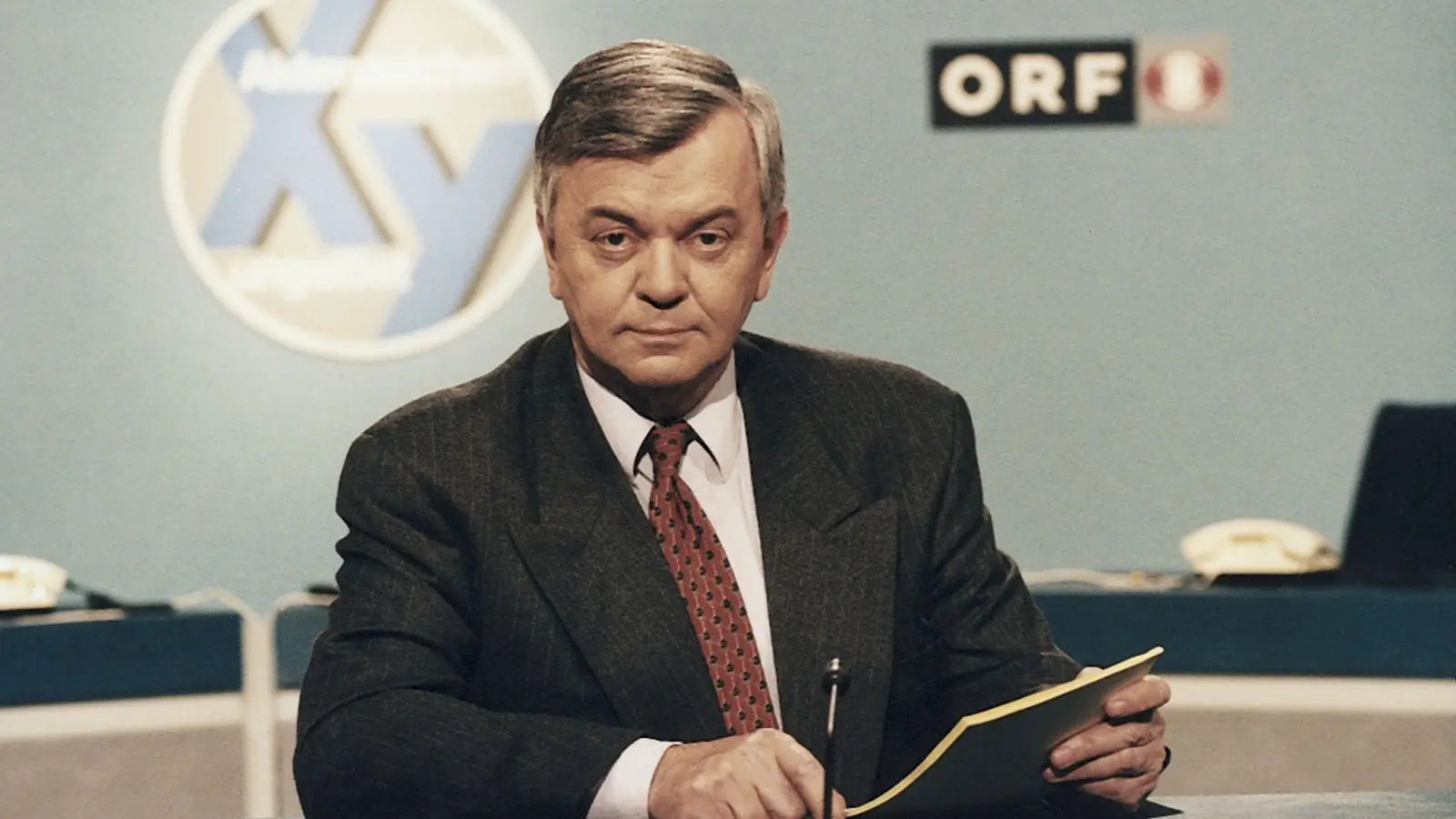 Peter Nidetzky im ORF-Studio der Sendung „Aktenzeichen XY ...ungelöst”. (Foto: Hermann Roth/ZDF/dpa)