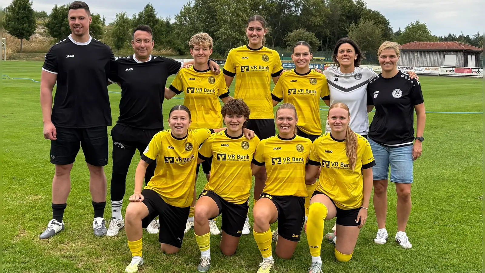 Die Neuzugänge und das Trainerteam des SV Weinberg zur Saison 2026/27: (stehend, von links) Torfrau-Trainer Philipp Wittmann, Trainer Mihail Kromidas, Fenja Rank, Mia Nolle, Laura Eisler, Trainerin Julia Brückner, Teammanagerin Lisa Wich, (kniend, von links) Eda Beider, Pia Schneider, Marie Hartnagel und Solveig Schlitter. (Foto: Harald Riegler)