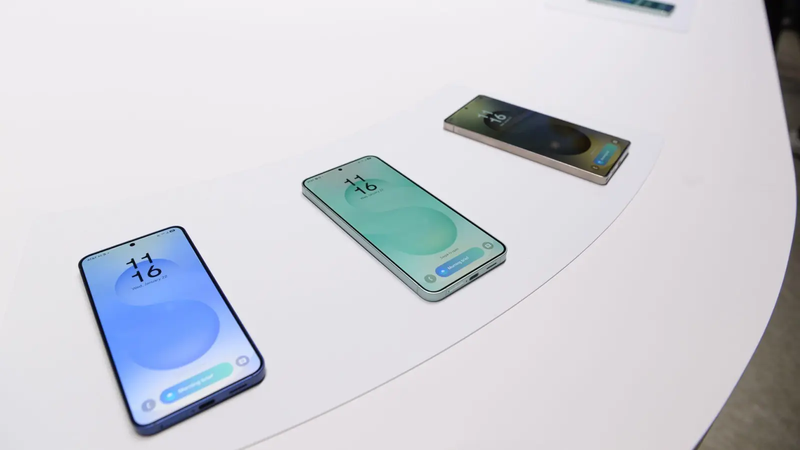 Neues Jahr, neues Galaxy S: Mit dem S25 (links), dem S25+ (Mitte) und dem S25 Ultra (links) hat Samsung die neuen Smartphone-Spitzenmodelle vorgestellt. (Foto: Andrej Sokolow/dpa-tmn/dpa)