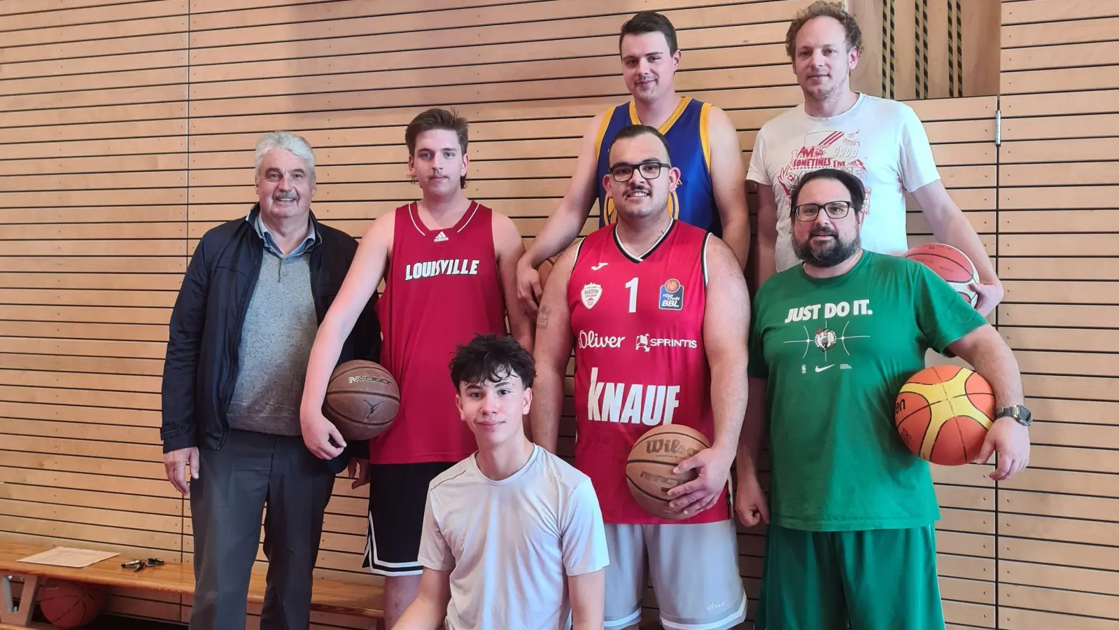 Jürgen Müller (links) und Niklas Büttner (hinten links) freuen sich über die ersten Mitspieler in der neuen Abteilung. (Foto: Anna Franck)