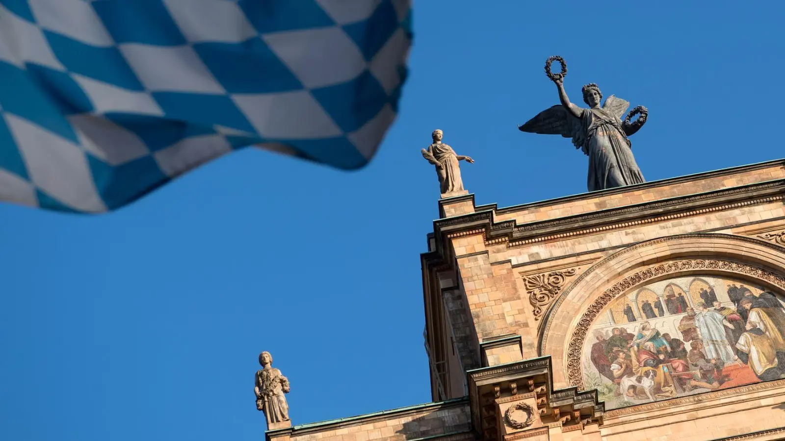 Die Bayern sind mit der Demokratie und ihrem Funktionieren zufrieden - haben aber auch Sorgen. (Archivbild) (Foto: Sven Hoppe/dpa)