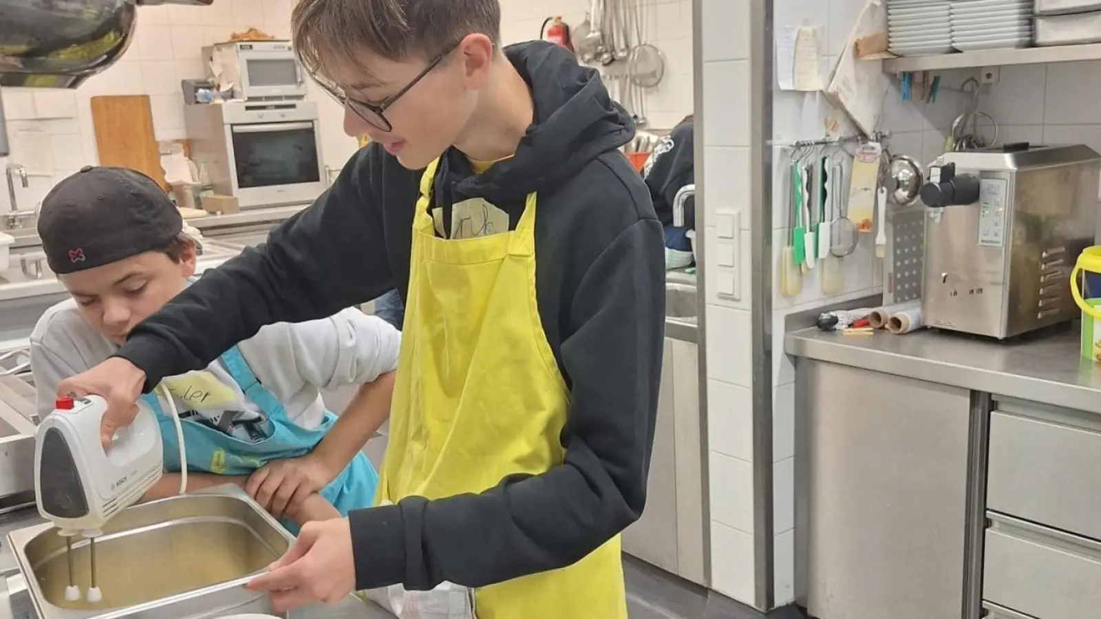 Praxistage sind an der Mittelschule Feuchtwangen-Stadt Teil der Berufsorientierung. Unser Foto zeigt Achtklässler beim Kochen eines Drei-Gänge-Menüs. Das Motto lautete „Ernte und Verarbeitung von regionalen und saisonalen Produkten”.  (Foto: Mittelschule Feuchtwangen-Stadt/Julia Brückner)