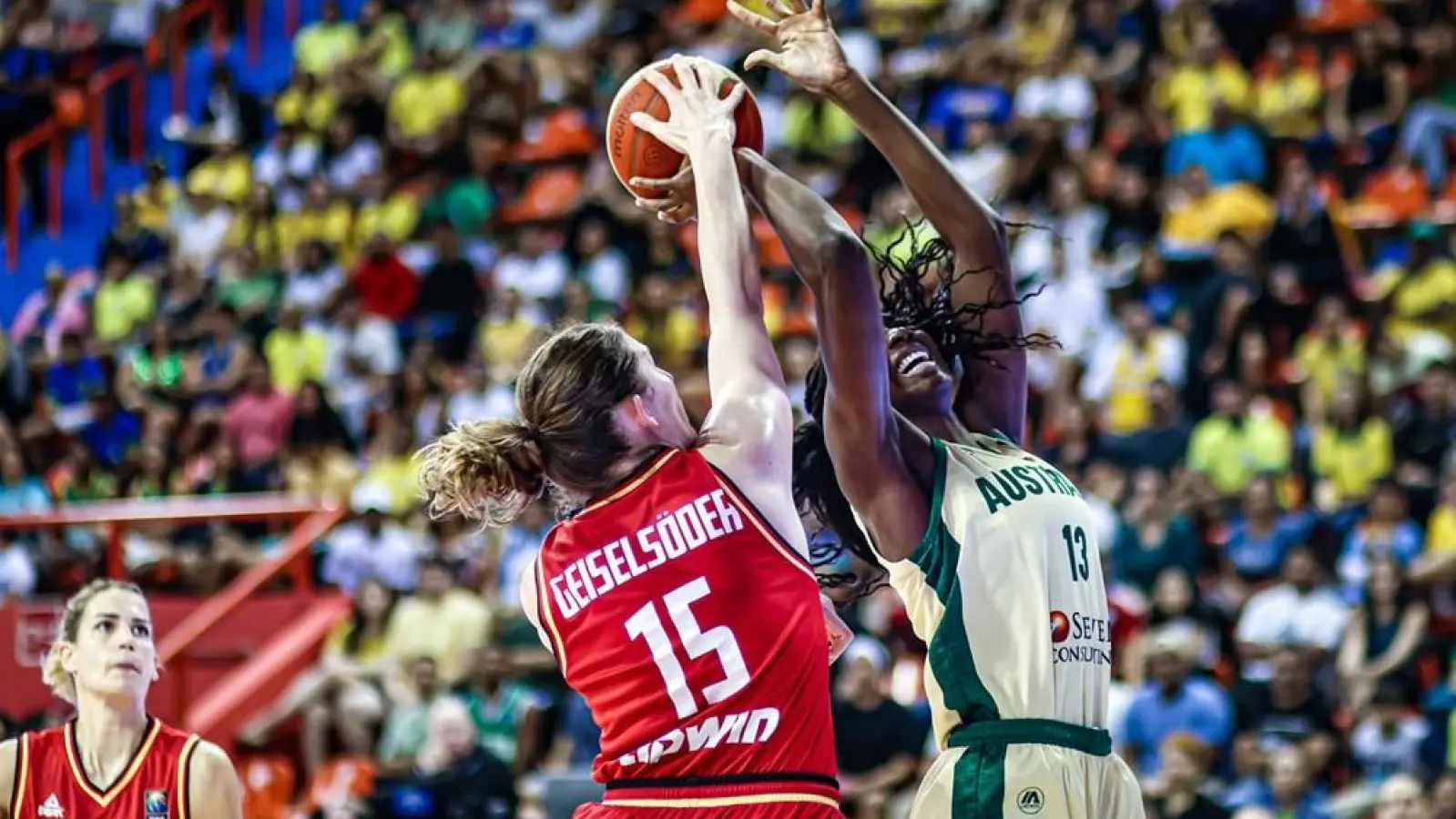 Monsterblock von Luisa Geiselsöder (links). Hier stoppt sie in der Partie gegen Australien WNBA-Spielerin Ezi Magbegor. (Foto: DBB/FIBA)