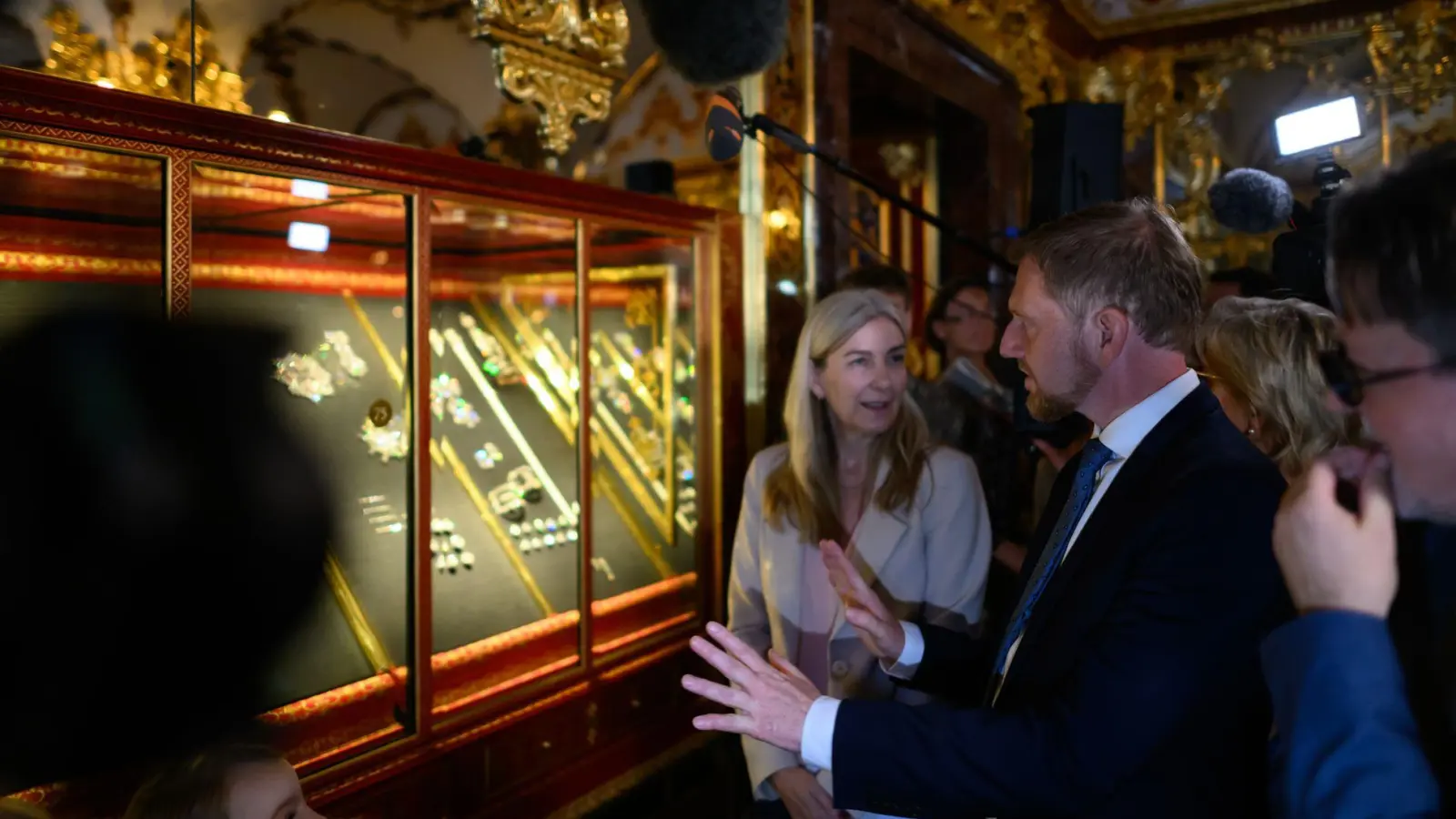 Sachsens Ministerpräsident Michael Kretschmer und die Generaldirektorin der Staatlichen Kunstsammlungen Dresden, Marion Ackermann, vor der mit den zurückgekehrten Beutestücken des Einbruchs von 2019 wieder bestückten Virtrine im Histortischen Grünen Gewölbe Dresden (Foto: Robert Michael/dpa)