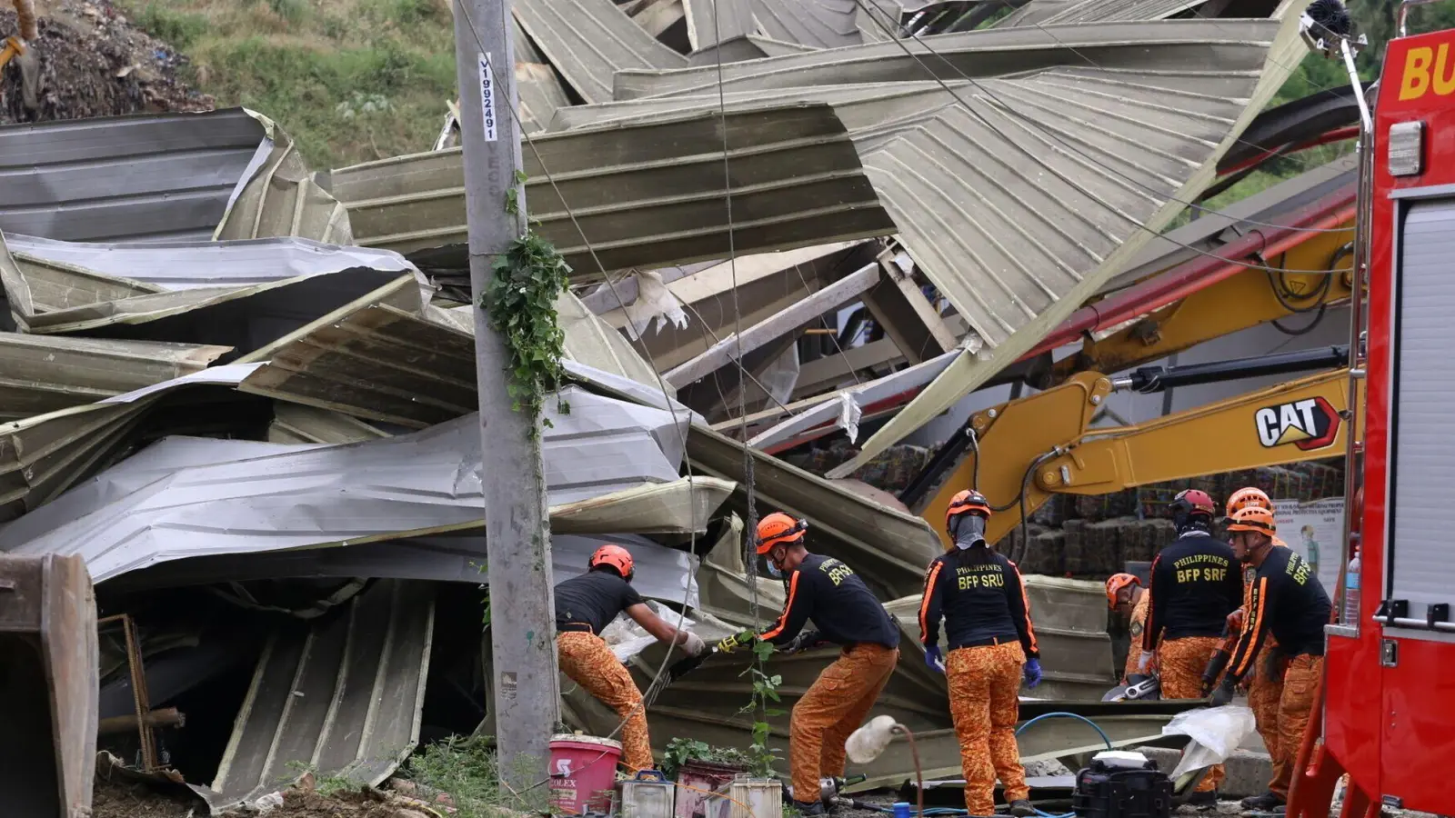 Anhaltende Regenfälle machten den Müllberg nach Angaben der Stadtverwaltung instabil. (Foto: Jacqueline Hernandez/AP/dpa)