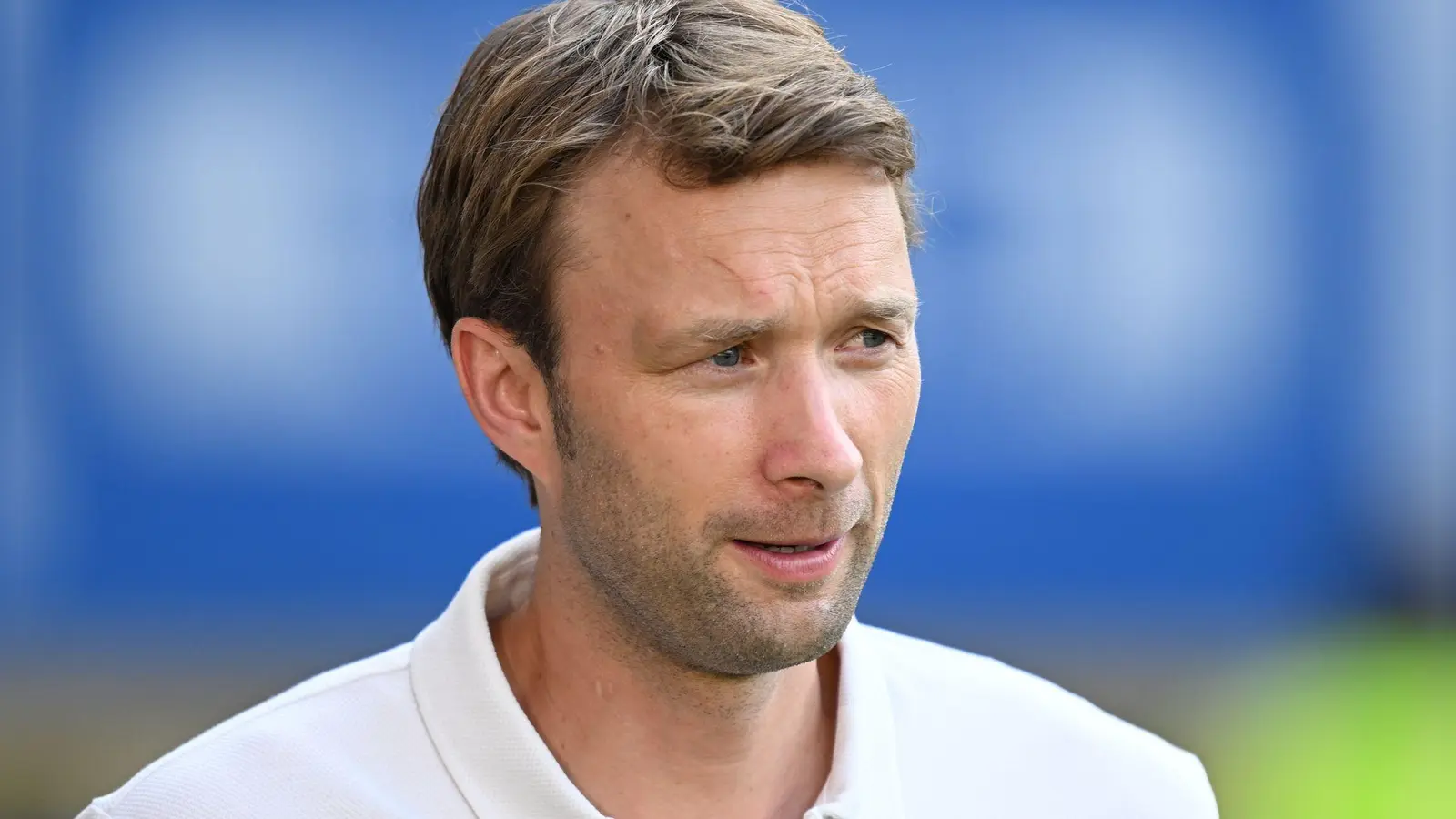 Manager Simon Rolfes von Bayer Leverkusen spricht sich für ein früheres Ende der Transferperiode aus. (Foto: Hendrik Schmidt/dpa)