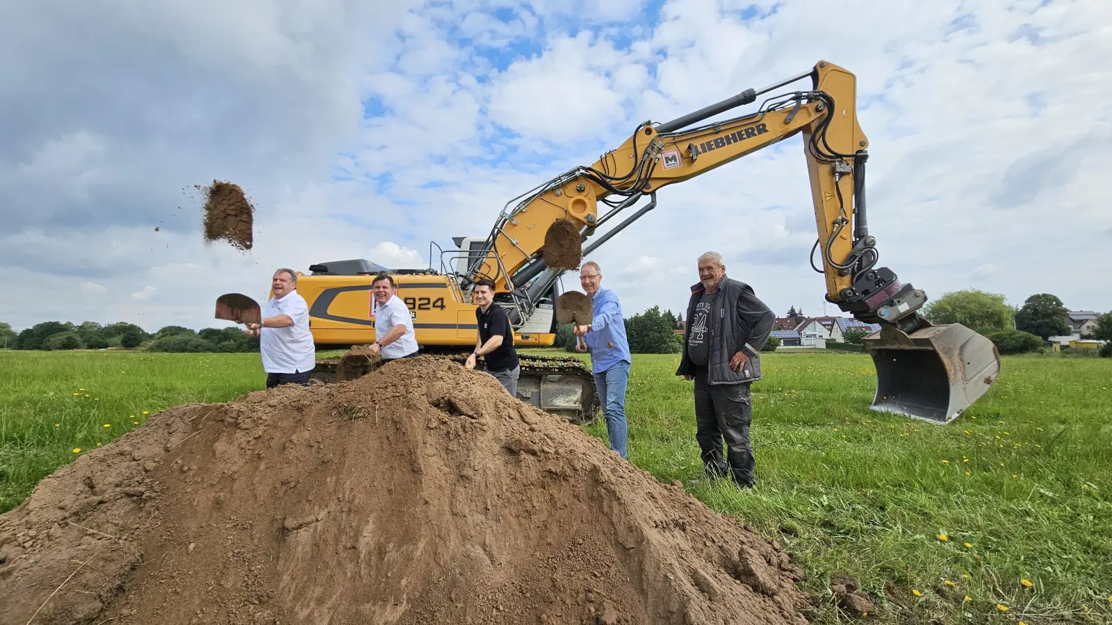 Mit Schaufeln statt Spaten: Zum symbolischen Start der Erschließung der neuen Siedlung „An den Bugäckern“ trafen sich gestern früh Werner Weberndörfer, Geschäftsführer der Baufirma Meyer aus Windsbach, Bürgermeister Gerhard Rammler, Thomas Höchsmann, Juniorchef der Lichtenauer Baufirma Moezer, Planer Andreas Lippert und Moezer-Polier Bernhard Roth (von links). (Foto: Wolfgang Grebenhof)