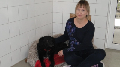 Die Sorge von Tierheim-Chefin Eva Lindner – hier mit ihrem Schützling „Betty” – gilt vor allem den Hunden und Katzen in der Silvesternacht. (Foto: Winfried Vennemann)