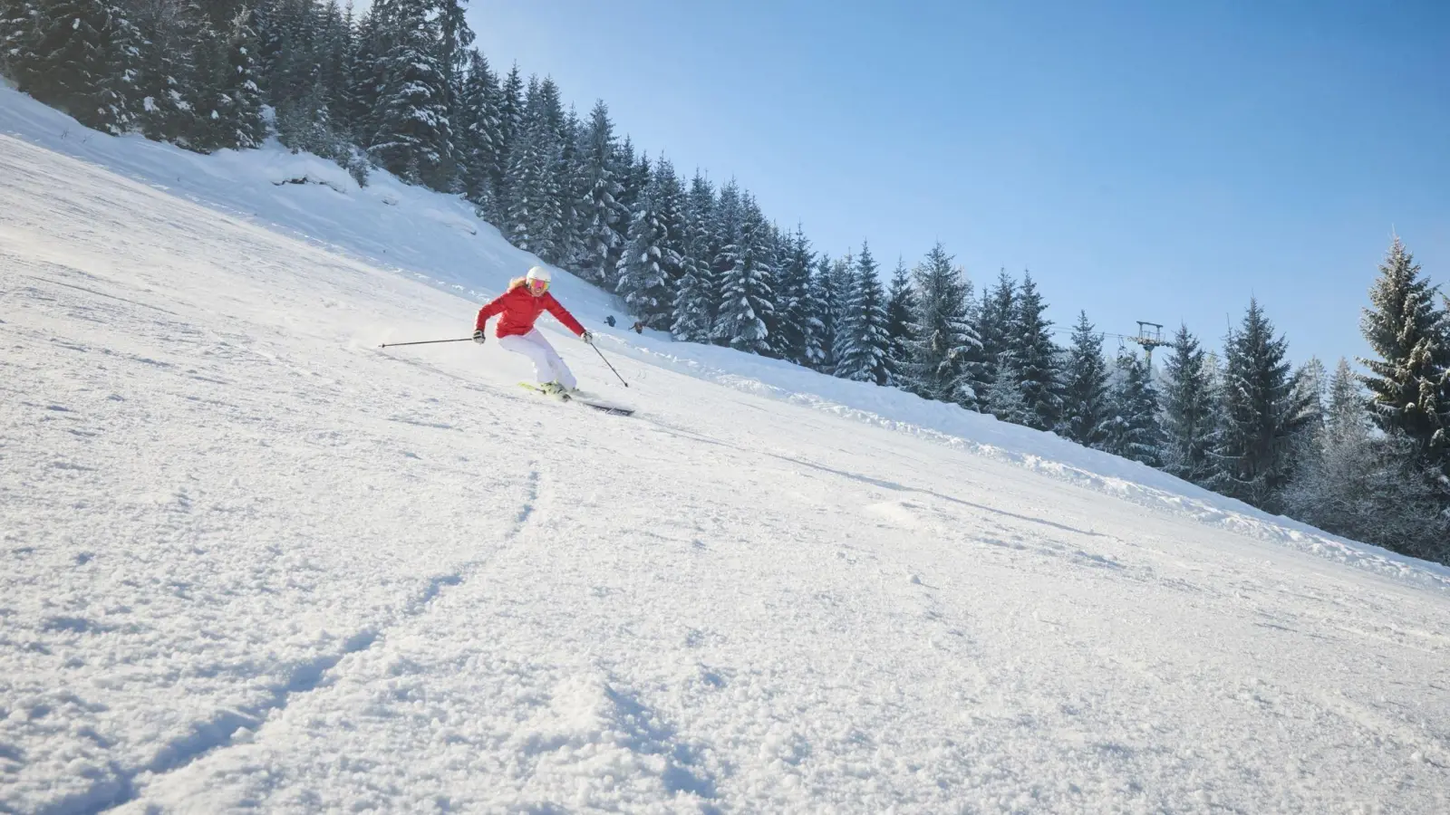 Damit sich der Körper wieder an die Bewegungsabläufe gewöhnen kann, wählen Skifahrer zum Einstieg am besten eine leichte Piste. (Foto: Annette Riedl/dpa-tmn)