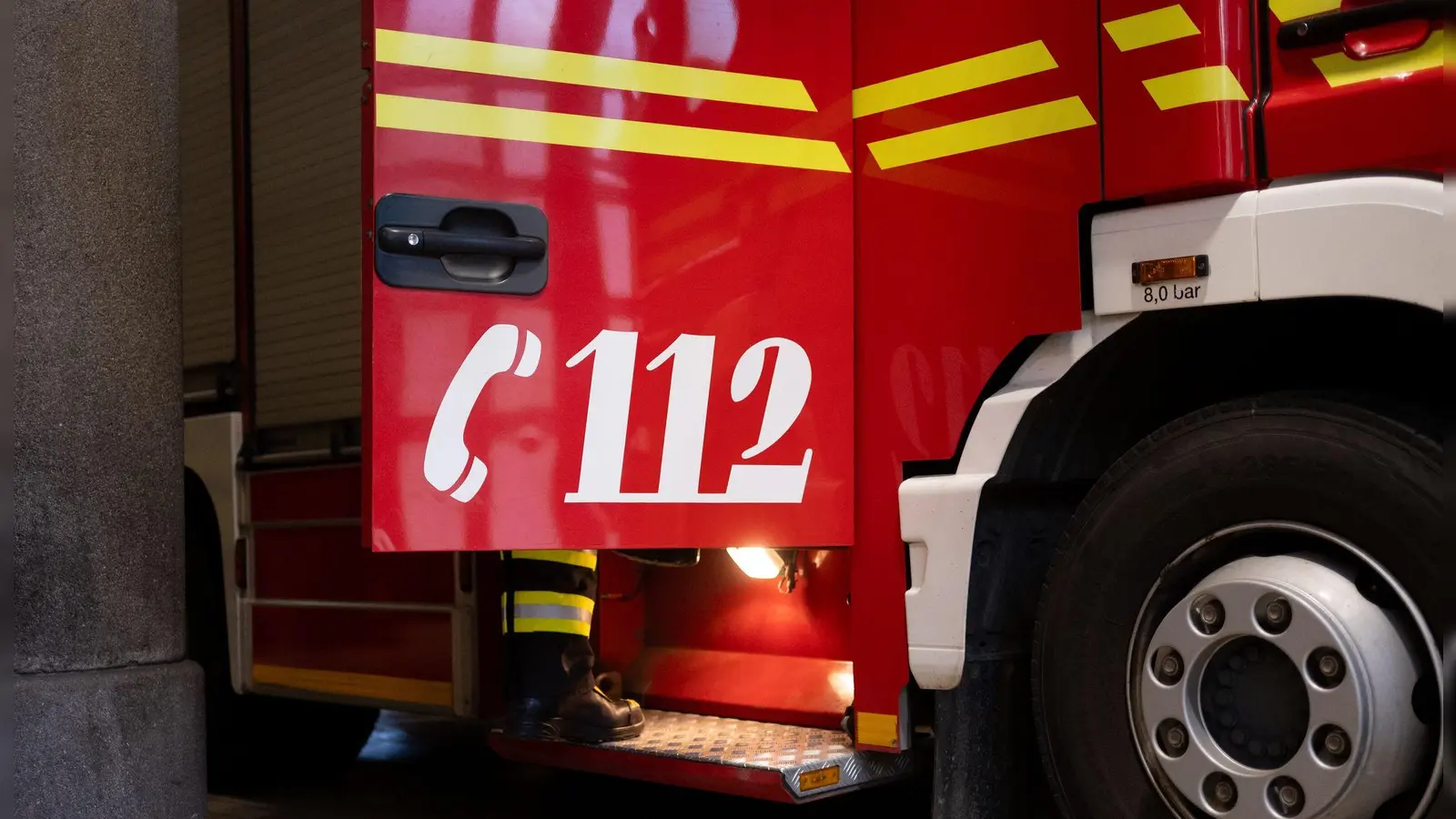 Die Feuerwehr löscht eine brennende Lagerhalle in Regensburg. (Symbolbild) (Foto: Niklas Treppner/dpa)