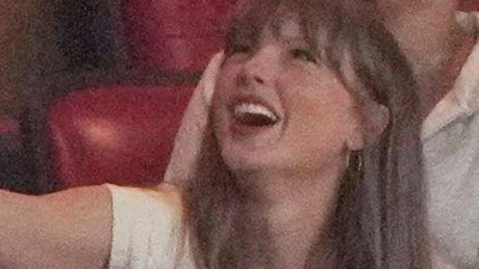 Er jubelt, sie wirft ihm einen verliebten Blick zu: Travis Kelce und Taylor Swift bei einem College-Football-Spiel. (Foto: Charlie Riedel/AP/dpa)