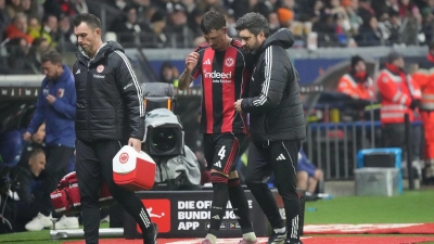 Robin Koch musste verletzt vom Feld. (Foto: Marc Schüler/dpa)