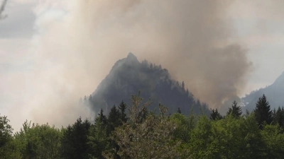 Dichter Rauch war nach dem Ausbruch des Brandes über dem Berg zu sehen. (Archivbild) (Foto: Gabriel Neumayr/dpa)