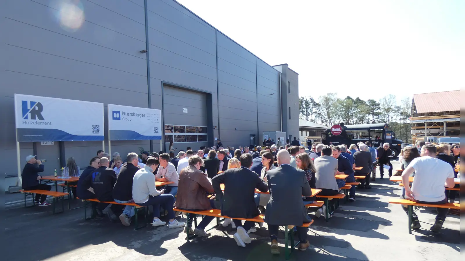 Bei Sonnenschein wurde die neue Produktionshalle der Firma HR Holzelement in Unterrottmannsdorf offiziell eröffnet.  (Foto: Calotta Halbrock)