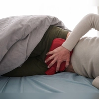 Endometriose wird inzwischen deutlich häufiger diagnostiziert als früher - trotzdem halten viele die Krankheit noch für starke Regelschmerzen. (Symbolbild) (Foto: Annette Riedl/dpa)
