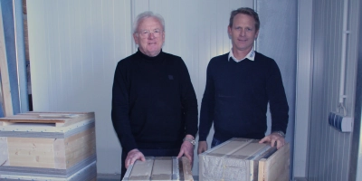 Im Werk von Wolf Bavaria in Heilsbronn zeigen Richard und Michael Wolf (von links) Prototypen, wie die Wand eines Hauses aus Papier aufgebaut sein könnte. (Foto: Robert Maurer)