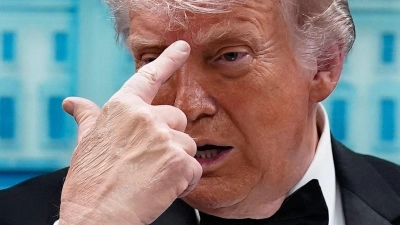 Der US-Präsident und die Verschwörungserzählungen: Immer wieder wird spekuliert. (Foto: Jose Luis Magana/AP/dpa)