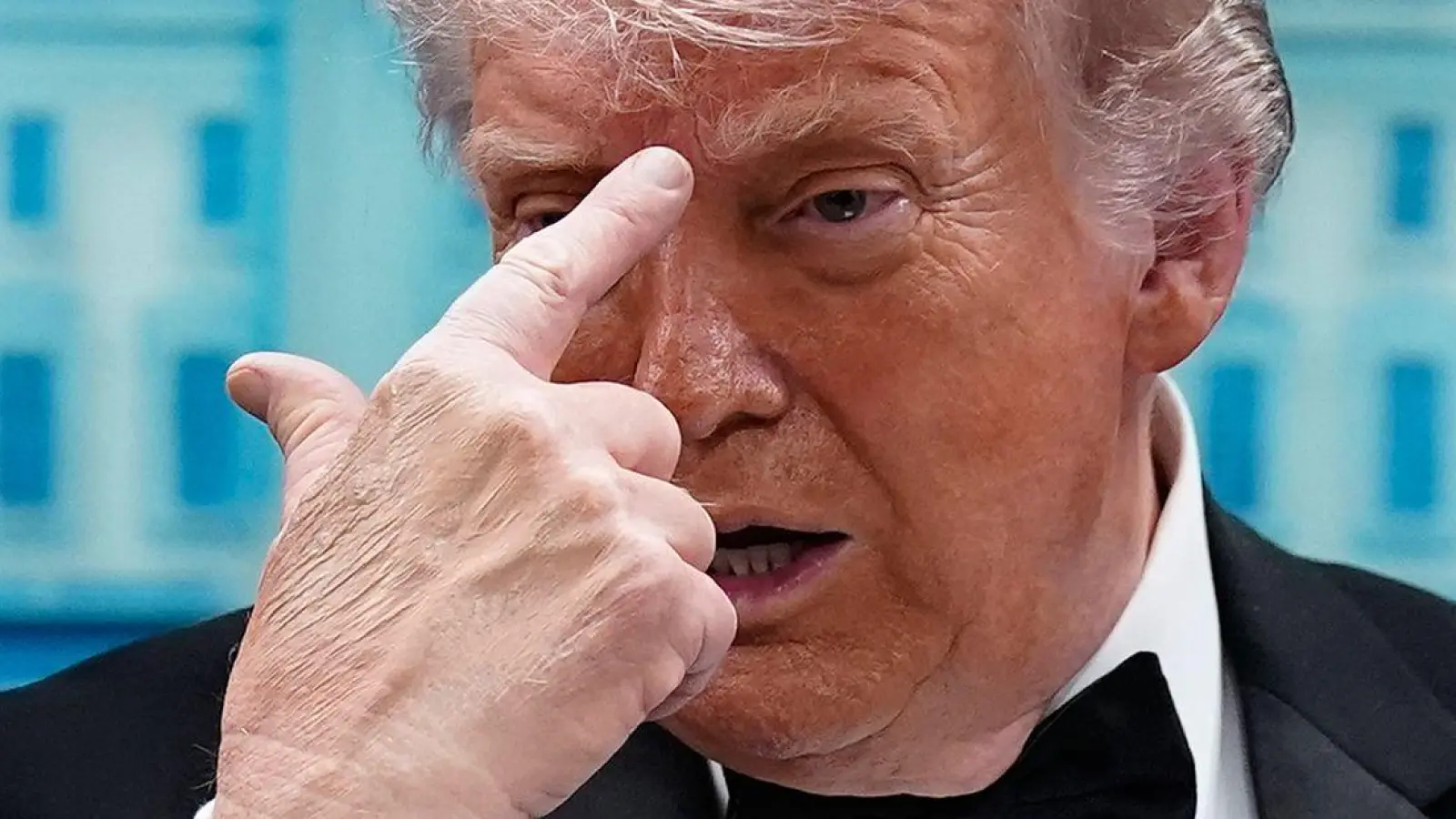 Der US-Präsident und die Verschwörungserzählungen: Immer wieder wird spekuliert. (Foto: Jose Luis Magana/AP/dpa)