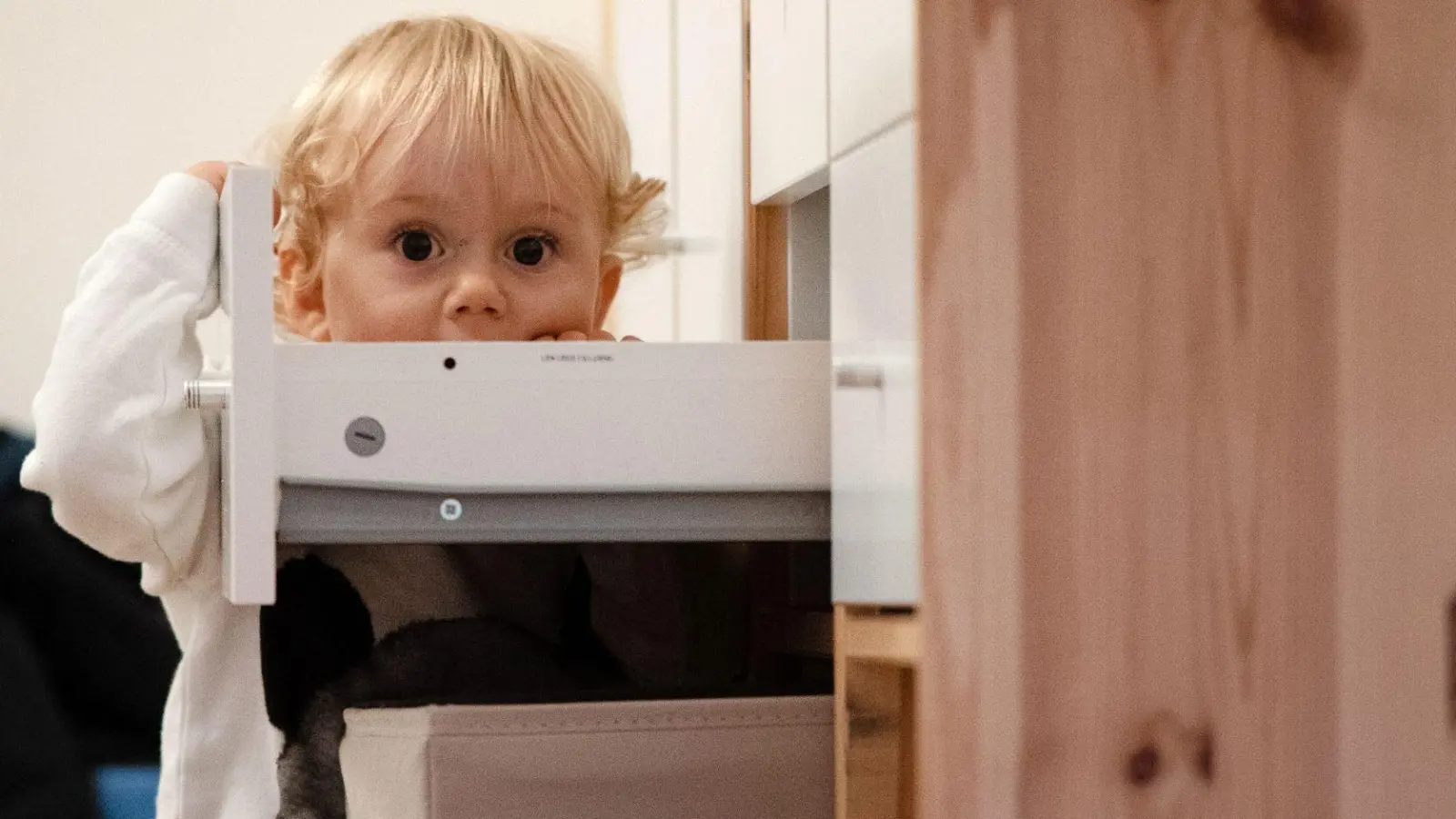 Kinder sind neugierig. Reinigungsmittel und Medikamente sollten daher außerhalb ihrer Reichweite sicher verwahrt werden. (Foto: Franziska Gabbert/dpa-tmn)