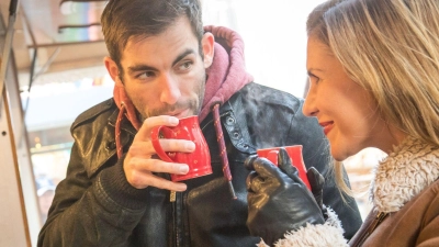 Für Punsch gibt es keine gesetzlich festgelegte Rezeptur - anders als bei Glühwein. (Foto: Christin Klose/dpa-tmn)