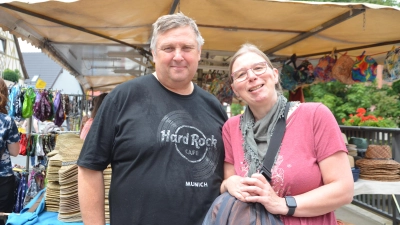 Wilhelmdorfs Bürgermeister Rüdiger Probst und seine Frau Daniela schlenderten in der Nachbargemeinde mit der Aussicht auf ein paar Kunstwerke. (Foto: Christa Frühwald)