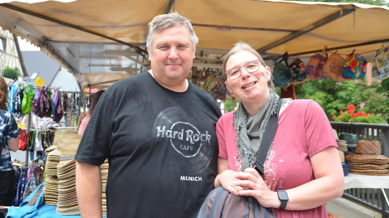 Wilhelmdorfs Bürgermeister Rüdiger Probst und seine Frau Daniela schlenderten in der Nachbargemeinde mit der Aussicht auf ein paar Kunstwerke. (Foto: Christa Frühwald)