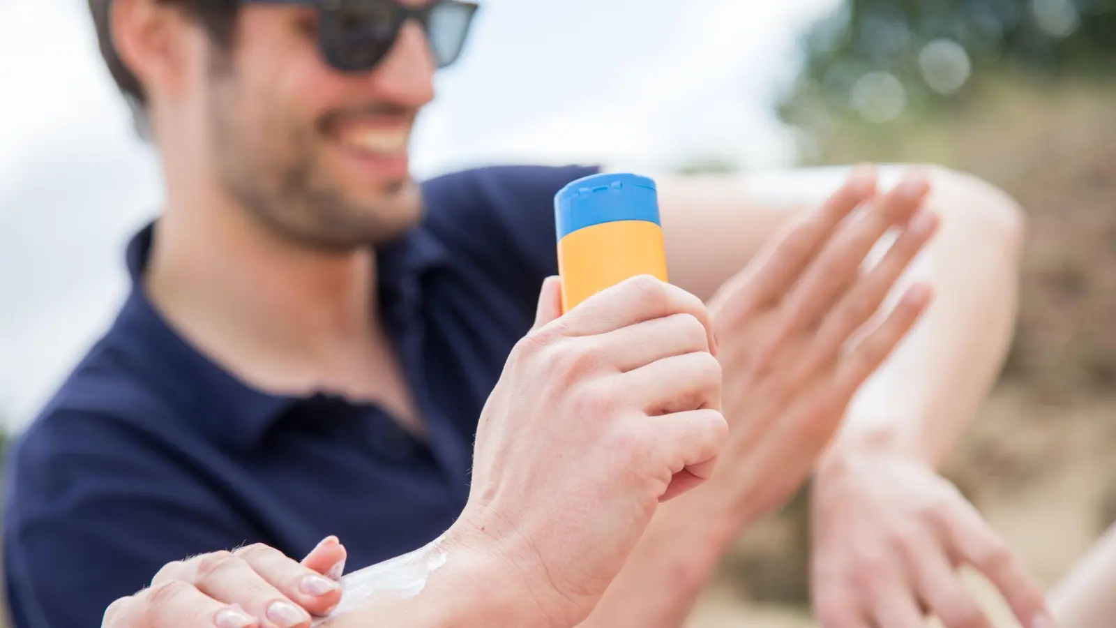 Eincremen ist im Sommer das A und O: Kommt Sonnencreme auf ein Kleidungsstück, sollte man schnell handeln - denn Flecken durch Sonnenschutzmittel können sehr hartnäckig sein. (Foto: Christin Klose/dpa-tmn)