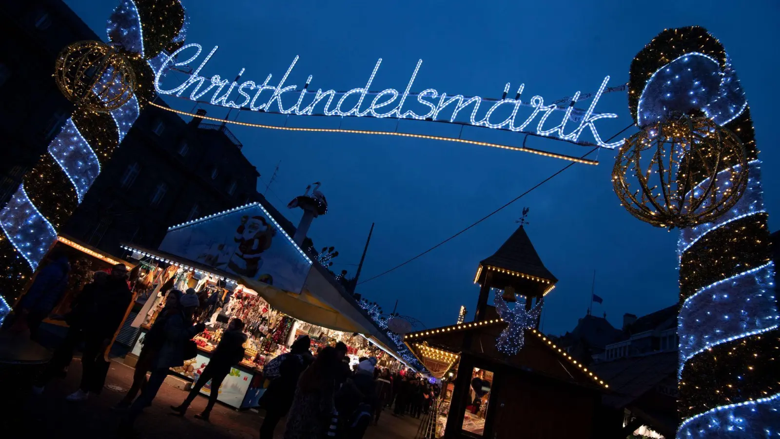 Champagner, Popcorn, Grillhähnchen und andere Artikel: Straßburg sorgt mit einem für den Weihnachtsmarkt geplanten Verkaufsverbot für Kopfschütteln. (Foto: Marijan Murat/dpa)