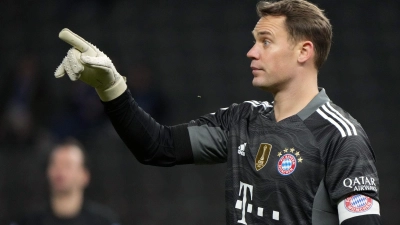 Manuel Neuer zeigt nach vorne. (Foto: Soeren Stache/dpa-Zentralbild/dpa/Archivbild)